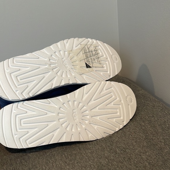 Navy flat Ugg - Picture 3 of 3